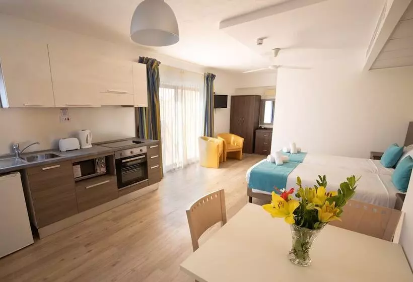استودیوی سوپریور, Sunseeker Holiday Complex