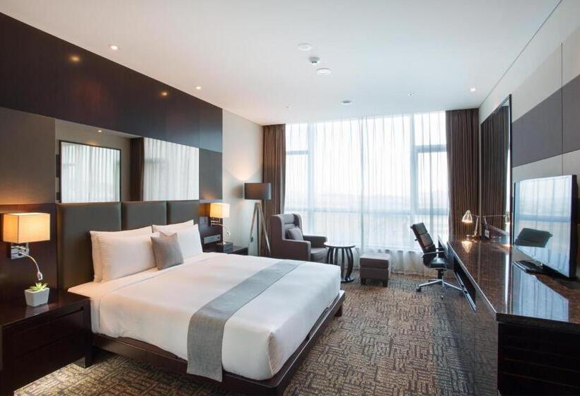 Номер Deluxe, Isquare