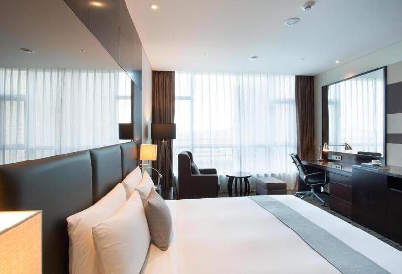 Номер Deluxe, Isquare