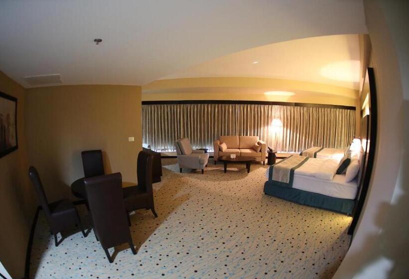 سوییت جونیور, Palestine Plaza