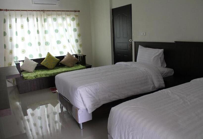 디럭스 룸, Huen Chan Thip