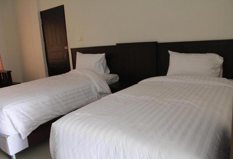 디럭스 룸, Huen Chan Thip