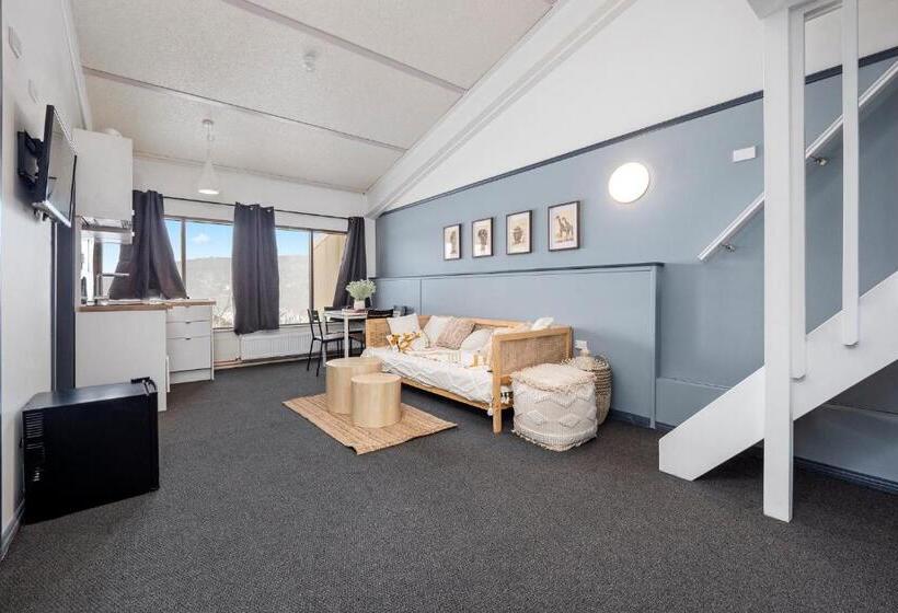 דירת שלושה חדרים, Snowy Gums