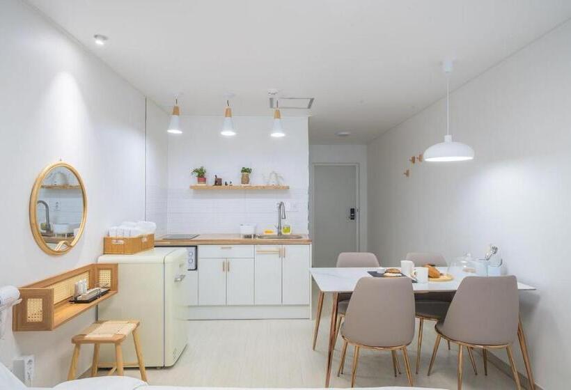 패밀리 룸, Zio Pinetree