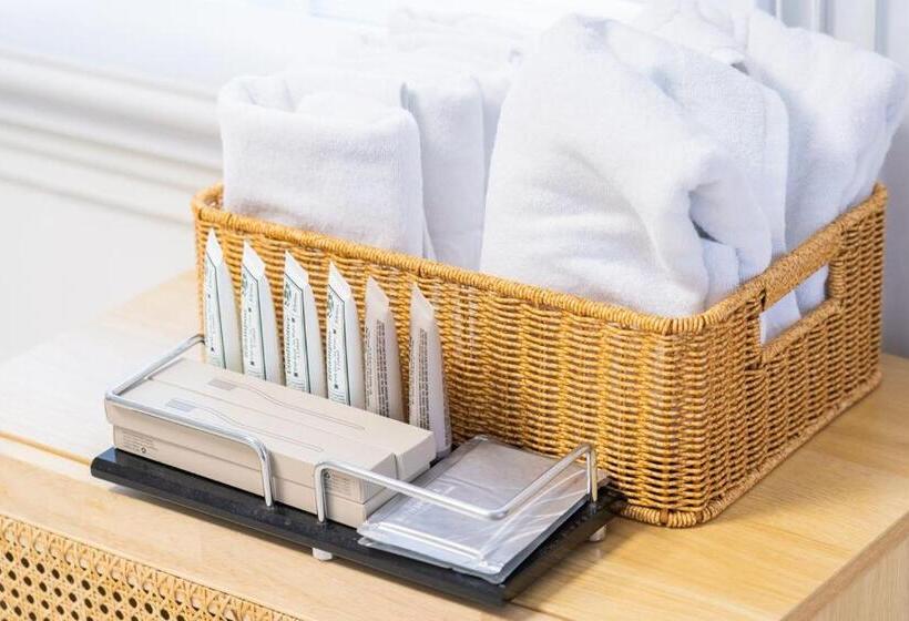 חדר משפחתי, Zio Pinetree