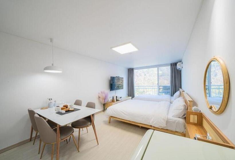 패밀리 룸, Zio Pinetree