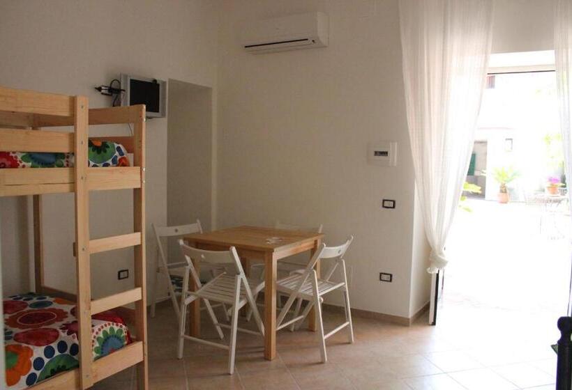 Chambre Quadruple Standard, A Corte