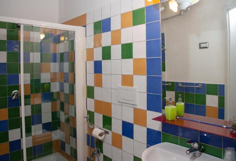 Chambre Quadruple Standard, A Corte