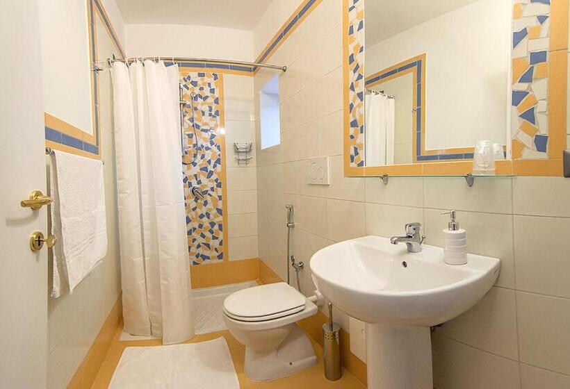 Chambre Confort, A Corte