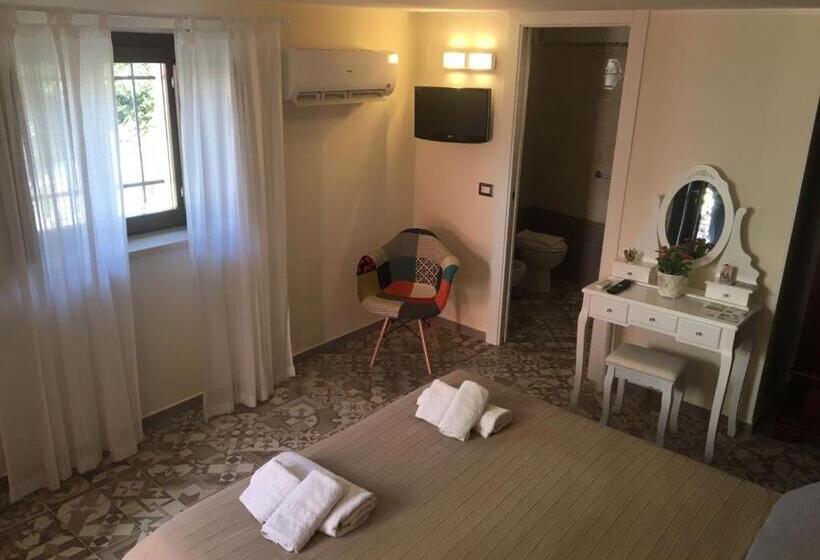 Chambre Standard, A Corte