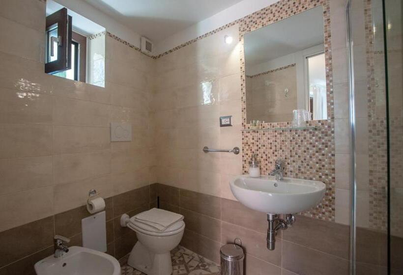 Chambre Standard, A Corte