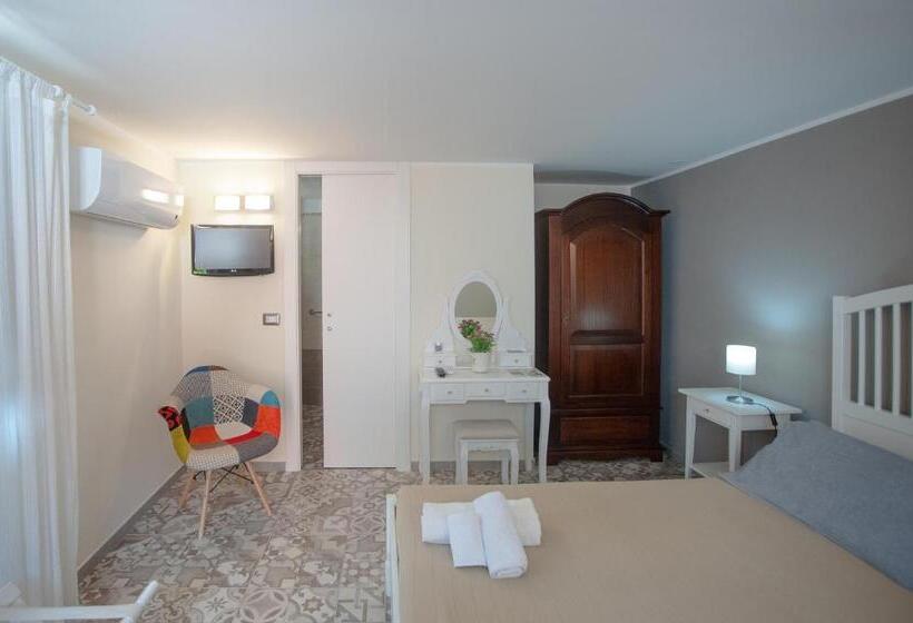 Chambre Standard, A Corte