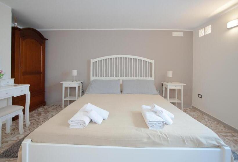 Chambre Standard, A Corte