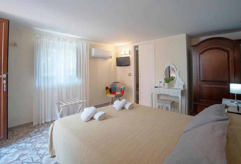 Chambre Standard, A Corte