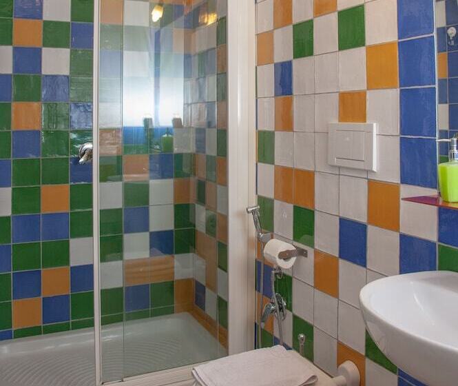 Chambre Quadruple Standard, A Corte