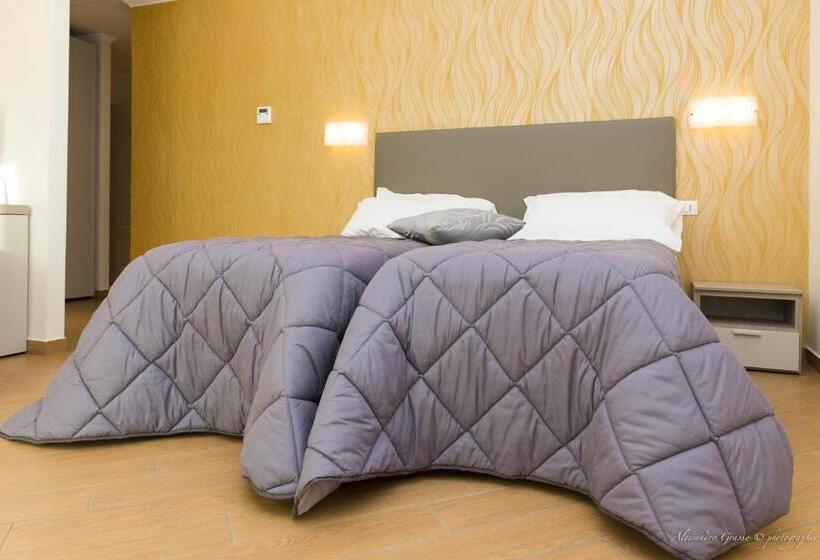 标准三人间, Porto Di Claudio