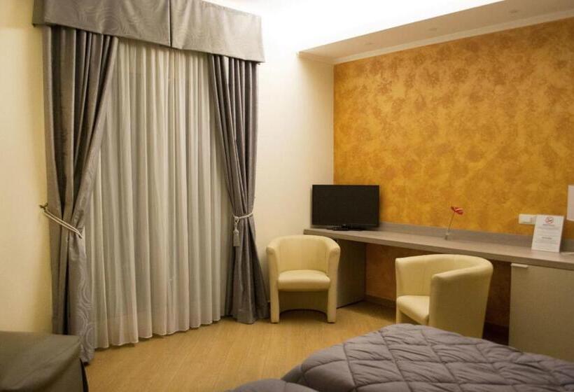 标准三人间, Porto Di Claudio