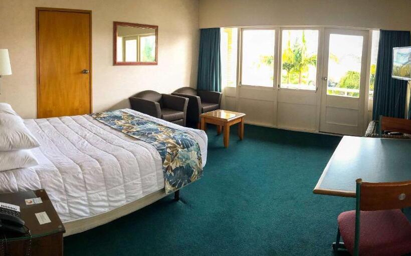 스탠다드 스튜디오, Comfort Hotel Flames Whangarei