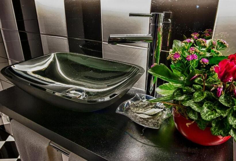 سوئیت با وان آب گرم, Angioino & Spa