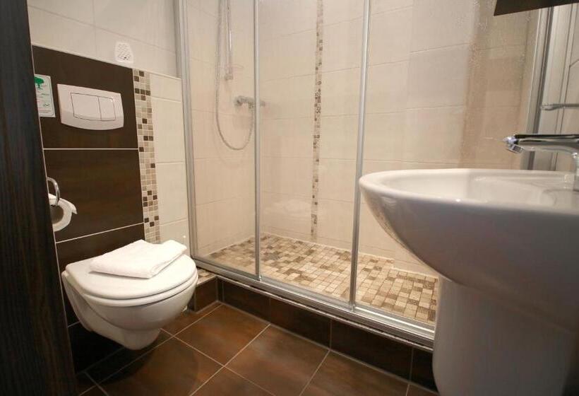 Standard Szoba, Home