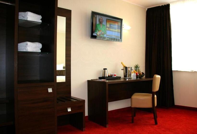 Standard Szoba, Home