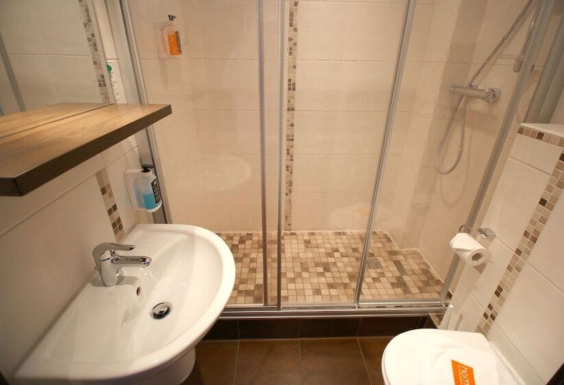 Standard Szoba, Home