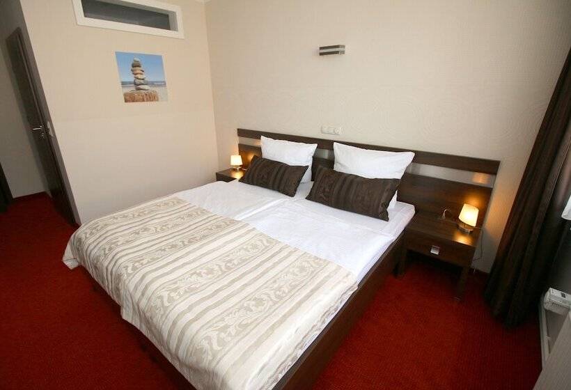 Standard Szoba, Home