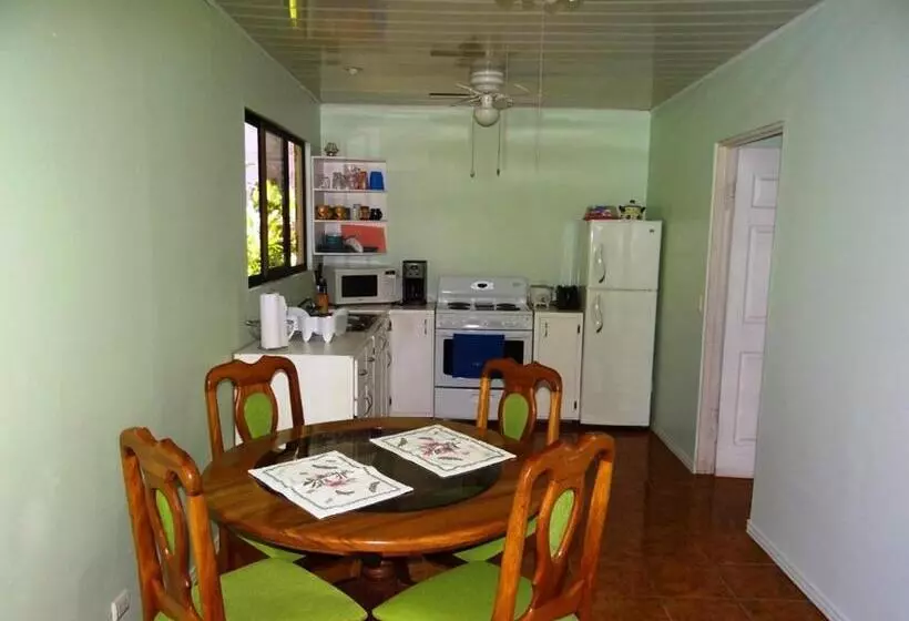 Perhehuone, B&b Garden Grecia