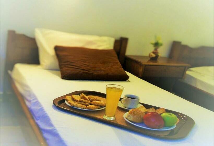 اتاق استاندارد سه نفره, Anthemis