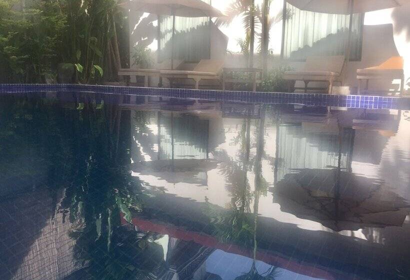 اتاق لوکس با چشمانداز استخر, De Sonyn Boutique