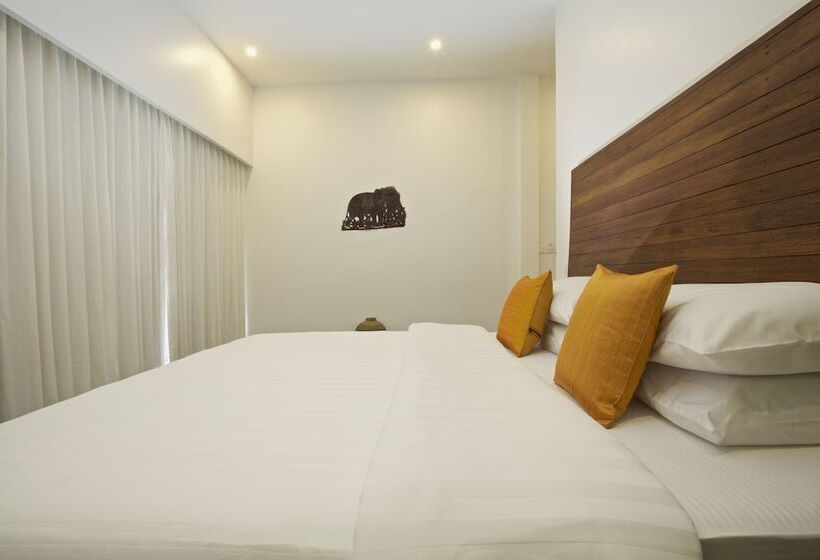 اتاق لوکس با چشمانداز استخر, De Sonyn Boutique