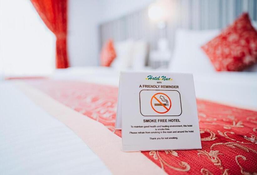 غرفة قياسية سرير كينج, Nur Miri