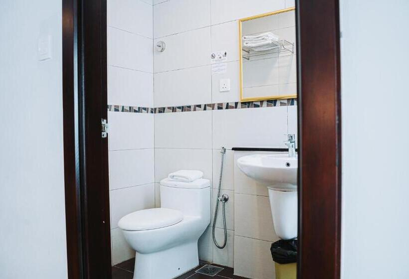 غرفة قياسية سرير كينج, Nur Miri