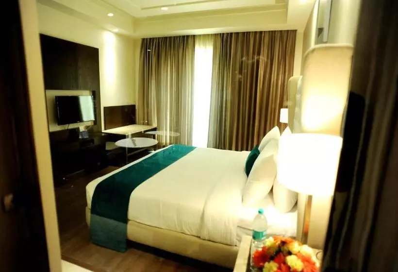 キングサイズベッドのデラックスルーム, Sarovar Portico Jalandhar