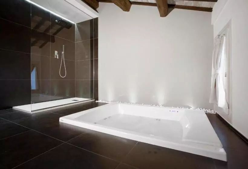 سوئیت با وان آب گرم, Borgoleoni 18  Room And Breakfast