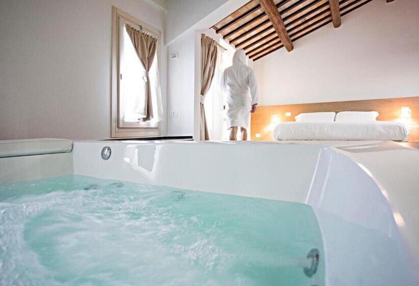 سوئیت با وان آب گرم, Borgoleoni 18 Room And Breakfast