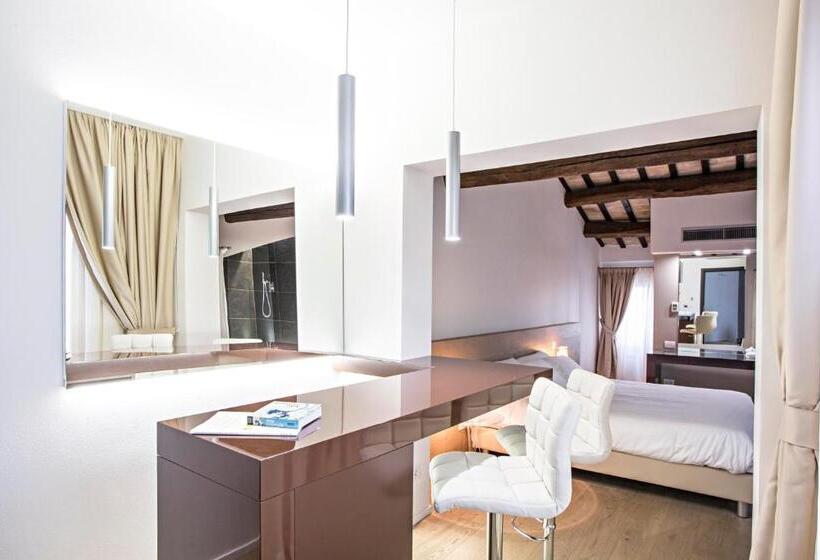 سوئیت با وان آب گرم, Borgoleoni 18 Room And Breakfast