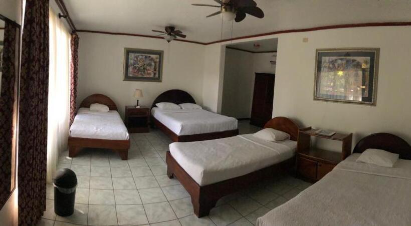 غرفة عائلية, Brillasol Airport