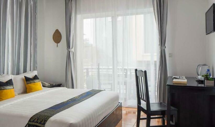 اتاق استاندارد با چشم‌انداز استخر, Golden Orchid Angkor