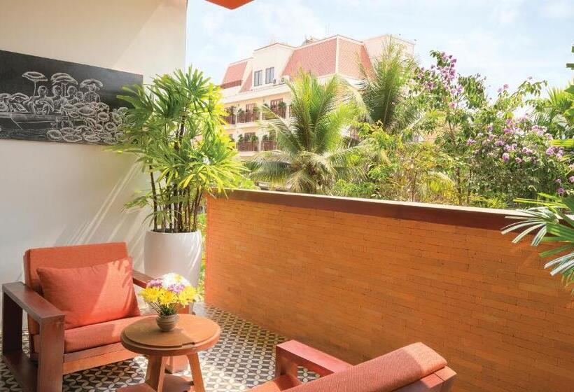 سوییت با چشم‌انداز استخر, Golden Temple Residence