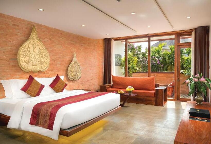 سوییت با چشم‌انداز استخر, Golden Temple Residence