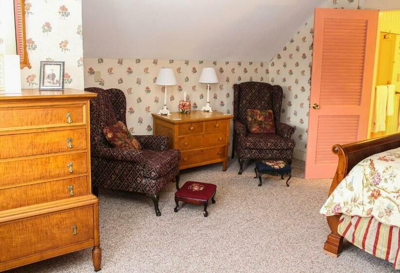 غرفة قياسية مطلّة علي حمام السباحة, The Nutmeg Inn