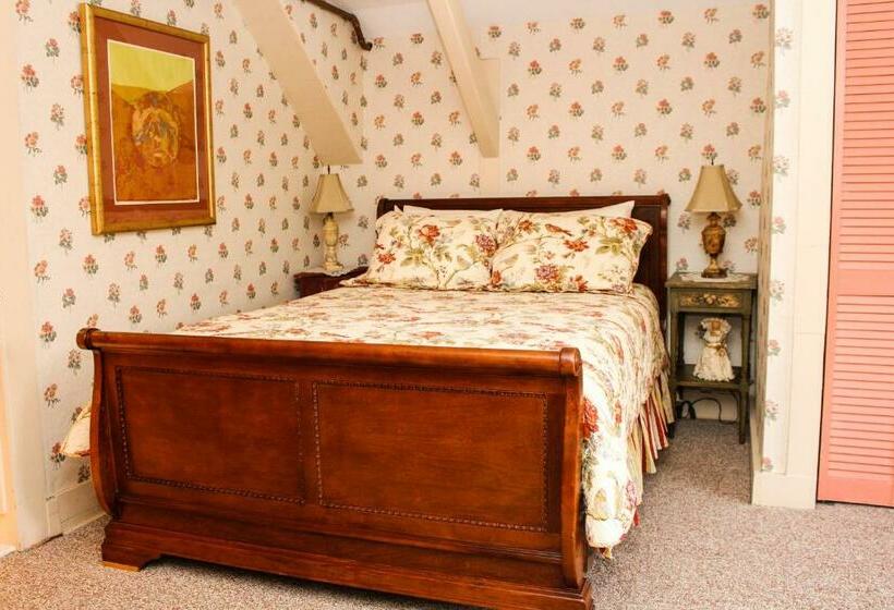 غرفة قياسية مطلّة علي حمام السباحة, The Nutmeg Inn