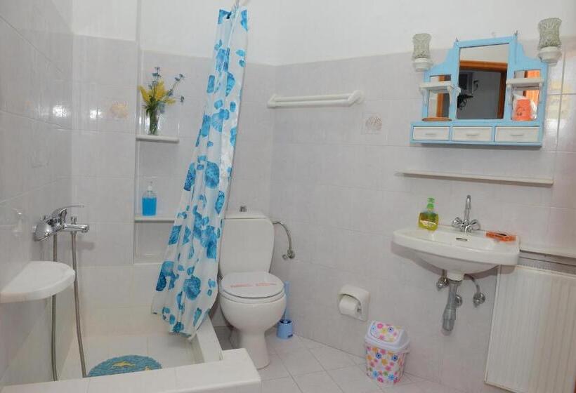 Family flat with sea view, Dora S Studios & Apartments