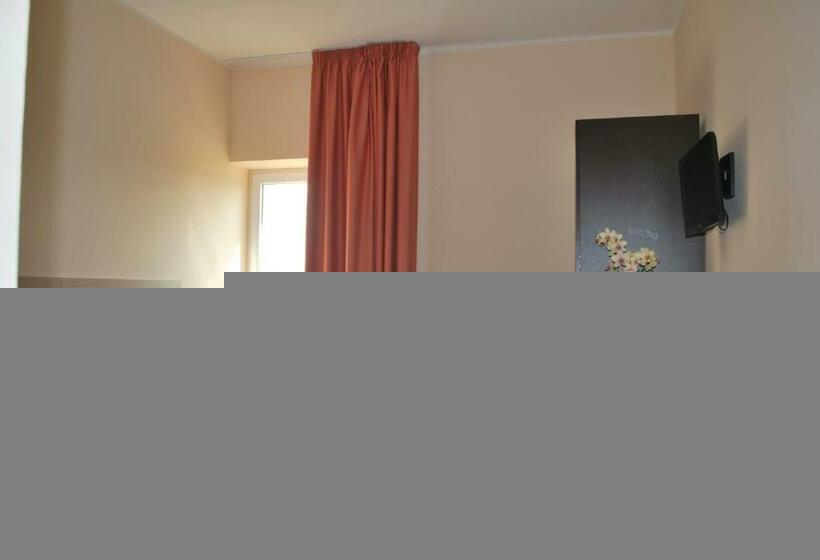 스탠다드 싱글 룸, The Queen