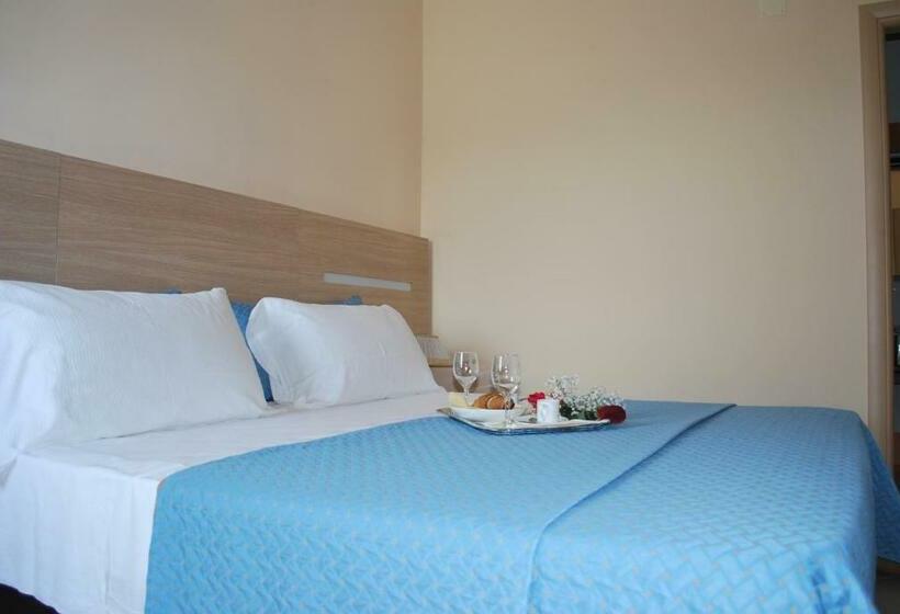 غرفة قياسية ثلاثية, The Queen