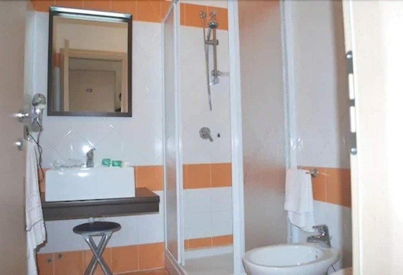 חדר סטנדרט לשלושה, The Queen