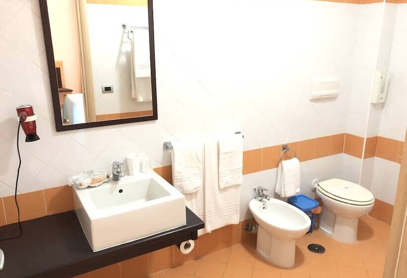 غرفة قياسية رباعية, The Queen