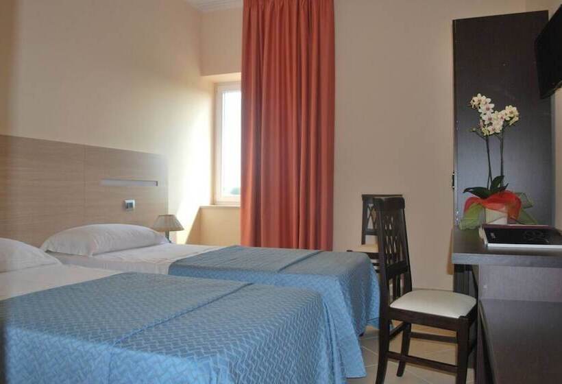 Номер Стандарт Индивидуальный, The Queen