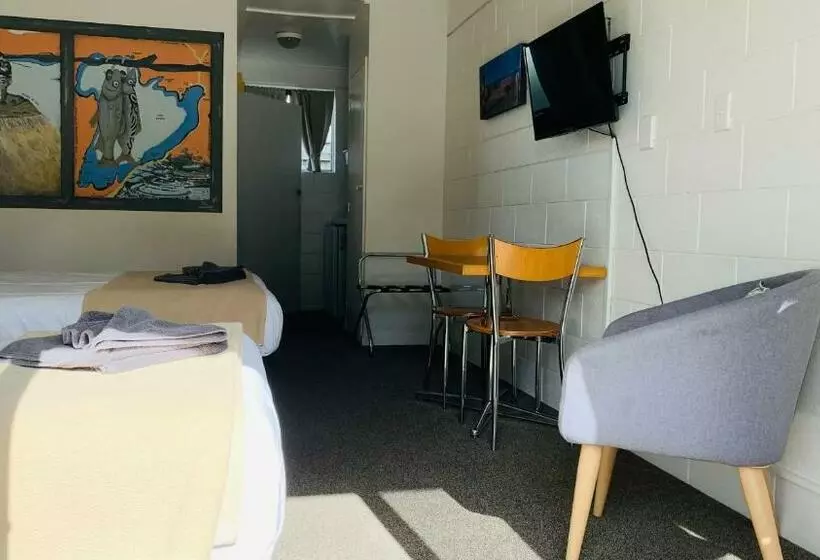 استودیو ساده, Alpha Motor Inn